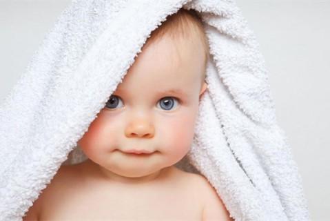 初乳很黄是不是不干净不可以喝？母乳怎么喂养南宁捐卵宝宝？
